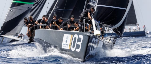 Rán Racing procede dritto, Azzurra tallona