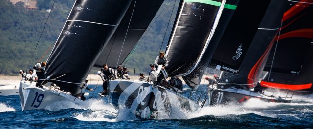 Phoenix extiende su liderato en una impresionante jornada de regatas de las 52 SUPER SERIES en Galicia